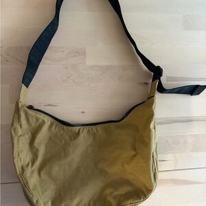 BAGGU tan medium crescent bag